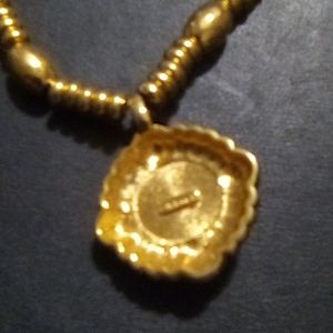 Gold tone necklace w/,pendant, size small